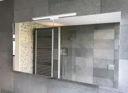 Luxe spiegelkast 140cm met led verlichting opbouw en stopcontact volledig aluminium 1208846382