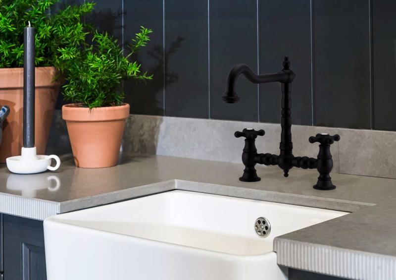 PB Nostalgische Brugkeukenkraan Mat zwart haakse uitloop met sterknoppen PBN.ZW.H.ST