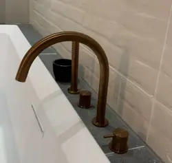 Waterevolution Flow 4-gats Badkraan voor Badrandmontage volledig PVD geborsteld koper T138CPE