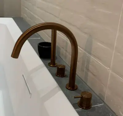 Waterevolution Flow 4-gats Badkraan voor Badrandmontage volledig PVD geborsteld koper T138CPE