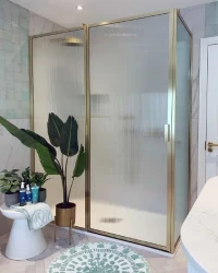 Flavio Border douchedeur met vast gedeelte in lijn profiel geborsteld messing en fluted glas 140x210cm